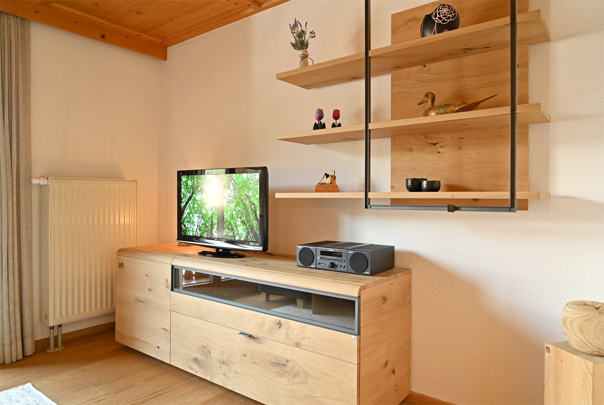 Helle und moderne Holzmöbel