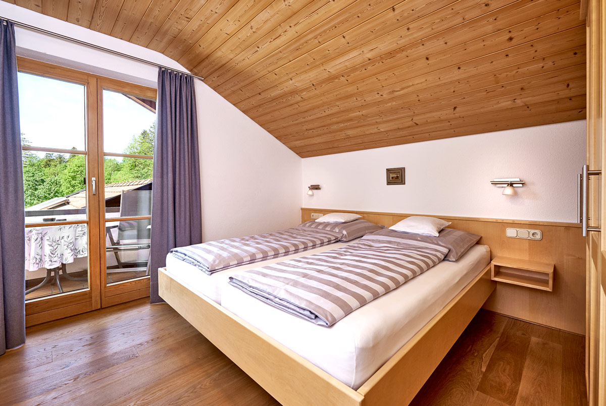 Großes, helles Schlafzimmer mit Doppelbett