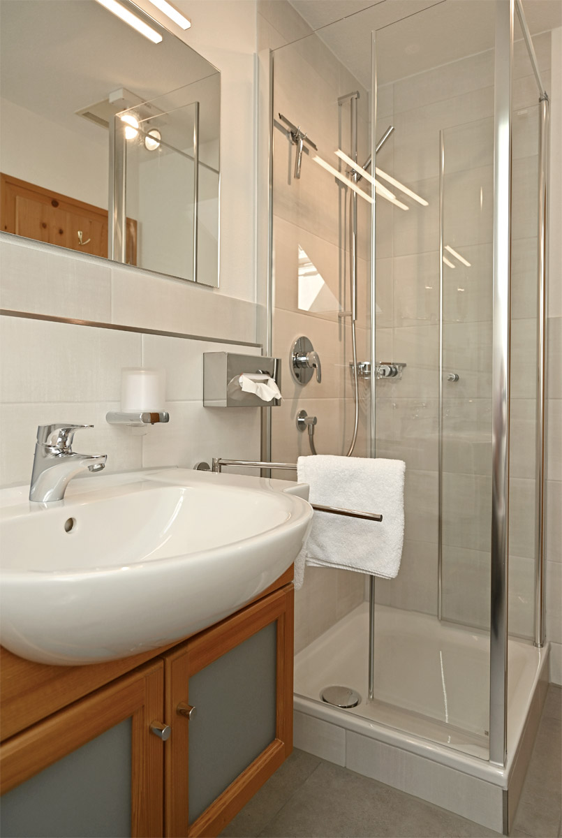 Modernes Bad mit Dusche