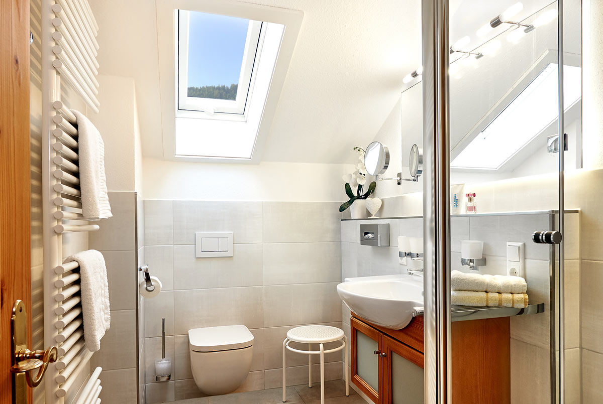 Badezimmer mit Fenster Iselerblick Landhaus Wankleiten